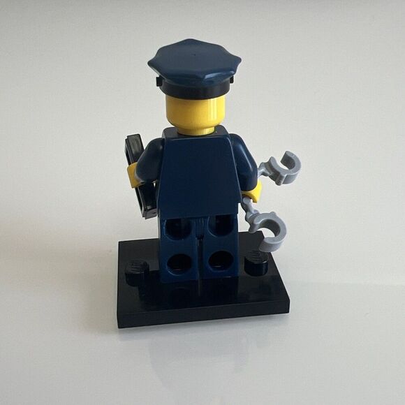 LEGO Series 9 Collectible Minifigures 71000 - Policeman col134 - Picture 2 of 2